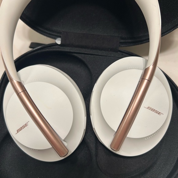 Bose Over-Ear Headphones in White and Rose Gold - Picture 11 of 12
